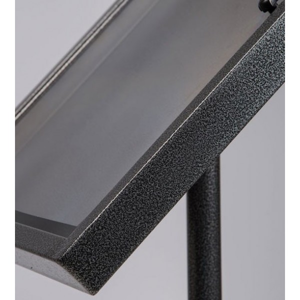 Espositore menu esterno - cornice profilata con finitura martellata in primo piano