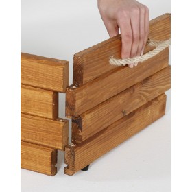 Die Holzkiste besteht aus Kiefernholz Die Holzkiste besteht aus Kiefernholz