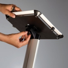 Tablet houder met schuine standaard (9,7" tot 10,1") Tablet houder met schuine standaard (9,7" tot 10,1")