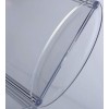 Expositor de mesa plexiglás, vista cercana de la base ovalada transparente en sesgo