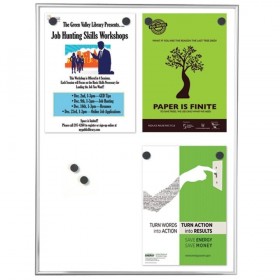 Magnetisch whiteboard met affiches en zwarte magneetpunten op oppervlak