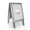 Gehwegaufsteller A4 Vorderansicht mit A4-Motiv Stand-Direct im Rahmen