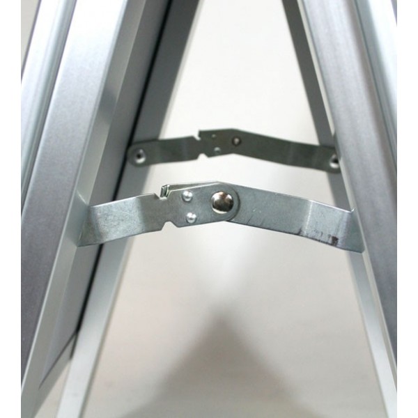 Gehwegaufsteller A4 Detail Spreizmechanismus aus Metall zwischen den beiden Füßen