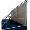 Affichage container dubbele hoogte, grijze panelen gespannen op schuine metalen armature