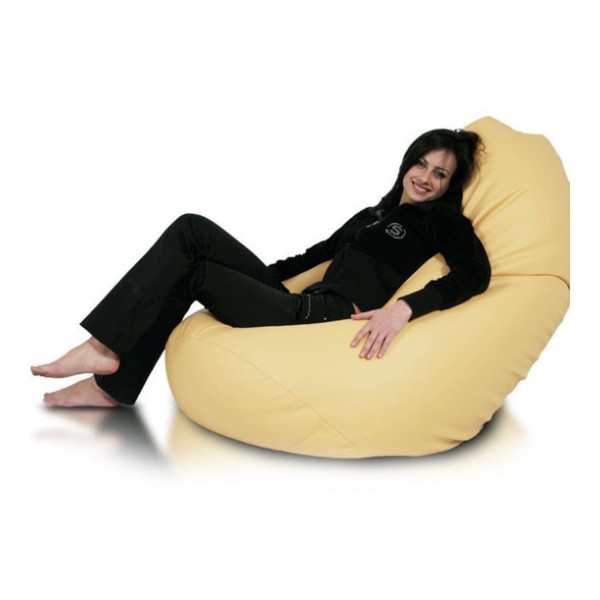 Puf pera personalizado color amarillo utilizado en interior por una mujer tumbada