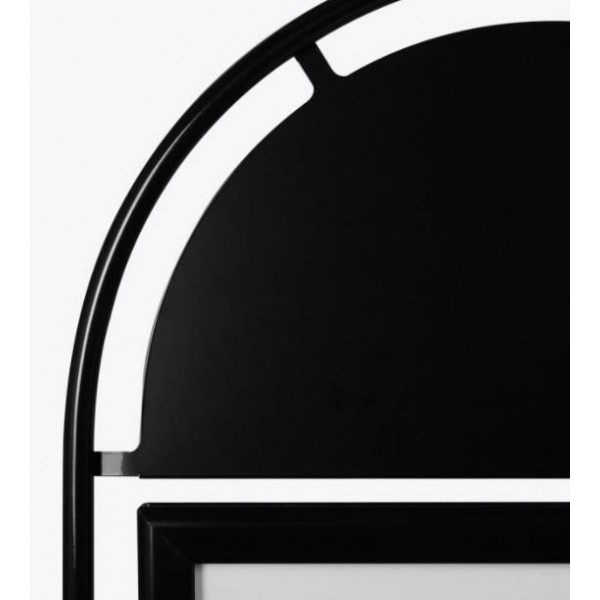 Afgeronde bovenkant zwart stoepbord Wheel, detail kliklijst en bovenverbinding