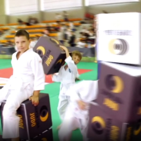 Puzzle poufy Super Liga Judo używane przez dzieci podczas treningu