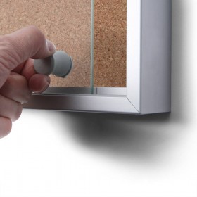 Vitrine achterwand van kurk met schuifeur