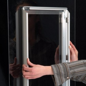 Displayrahmen zur Anzeige auf Vitrinen Displayrahmen zur Anzeige auf Vitrinen