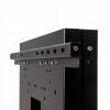 Detalhe do suporte com écran, close-up do rail de fixação VESA e parafusos