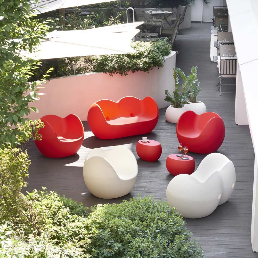Blossy sofa red and white on terrace with matching armchairs and tables