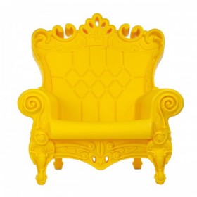 Poltrona Queen of Love gialla, vista frontale con dorso traforato