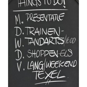 Inscription au marqueur craie liquide blanc sur tableau noir
