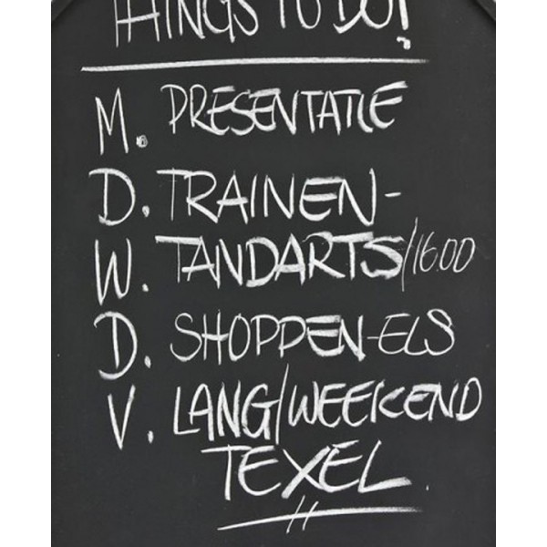 Inscription au marqueur craie liquide blanc sur tableau noir