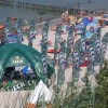 Zöld kerek reklám zászlók Lech felirattal strand mellett felfújható sátor mellett