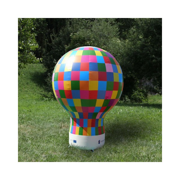 Balão publicitário insuflável xadrez multicolor instalado em relva exterior