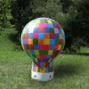 Pallone pubblicitario gonfiabile a scacchi multicolore su prato esterno