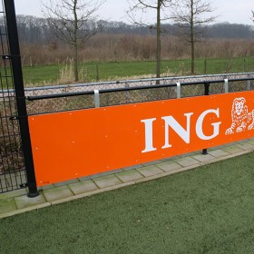 Bevestigingshaken hek voor sportveld