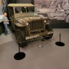 Kordonoszlop múzeumi balisázáshoz fekete, katonai jeep kiállítása körül