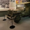 Kordonoszlopok múzeumi balisázáshoz fekete, katonai jeep vitrinhez körülhatárolva