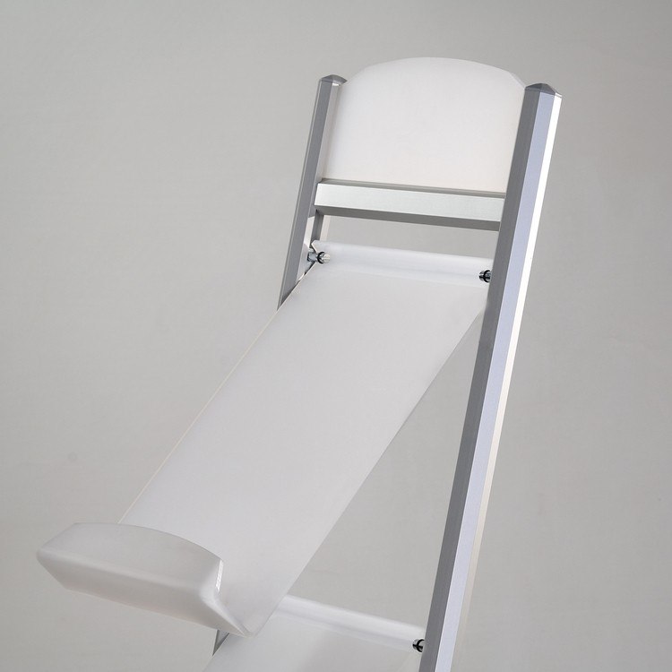 Prospekthalter Swift, Nahaufnahme Aluminiumstruktur und Befestigungsmechanismus