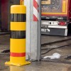 Védelmi kordonoszlop 100 cm talpon felszerelve rakodóperonynál