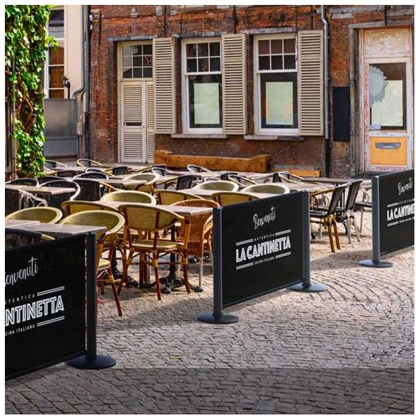 Kunststof dranghekken met personaliseerbare bedrukking opgesteld op restaurantterras