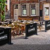Barrera plástica con impresión personalizable, alineadas en terraza de restaurante