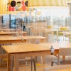 Befestigung für Trennscheibe, Paneele zwischen Restauranttischen installiert