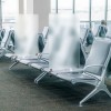 Befestigung für Trennscheibe, mattierte Paneele auf Wartezimmerstühlen befestigt