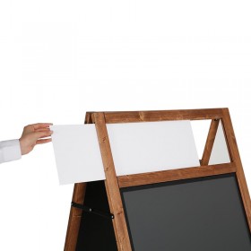 Chevalet publicitaire en bois massif avec fronton, idéal pour capter l'attention des clients à l'entrée des commerces.