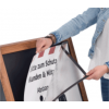 Fixação de cartaz amovível com fitas elásticas na moldura do cavalete