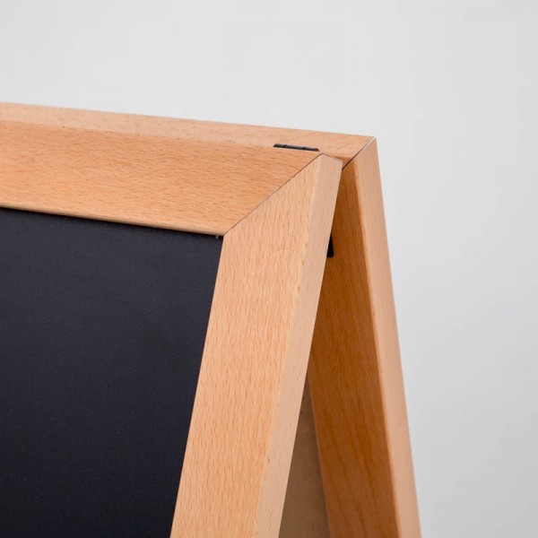 Displaypaneel met beukenhouten afwerking. Perfect voor professionele omgevingen.