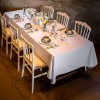 Presentatie van traditionele designstoelen in witte afwerking