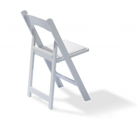 Achteraanzicht van de traditionele witte design klapstoel
