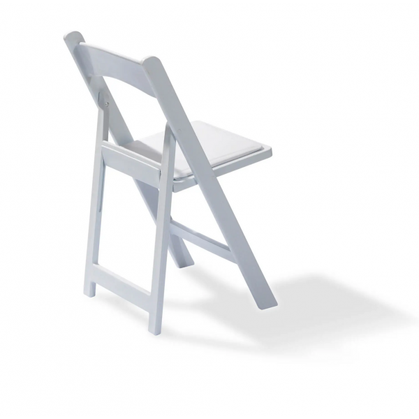 Achteraanzicht van de traditionele witte design klapstoel