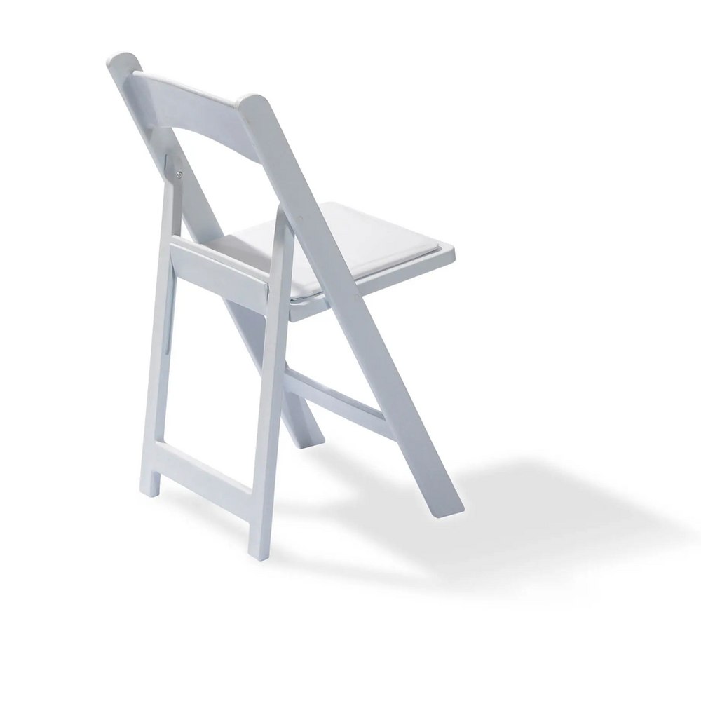 Achteraanzicht van de traditionele witte design klapstoel