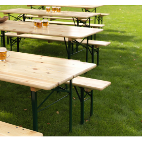 Bancos de cervecería en madera con estructura verde en acero, situación