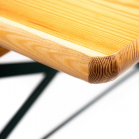 Mesa de brasserie madera, detalle esquina redondeada y veta tablero macizo
