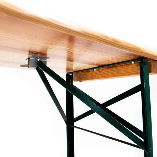 Gros plan de la structure sous la table de brasserie en bois
