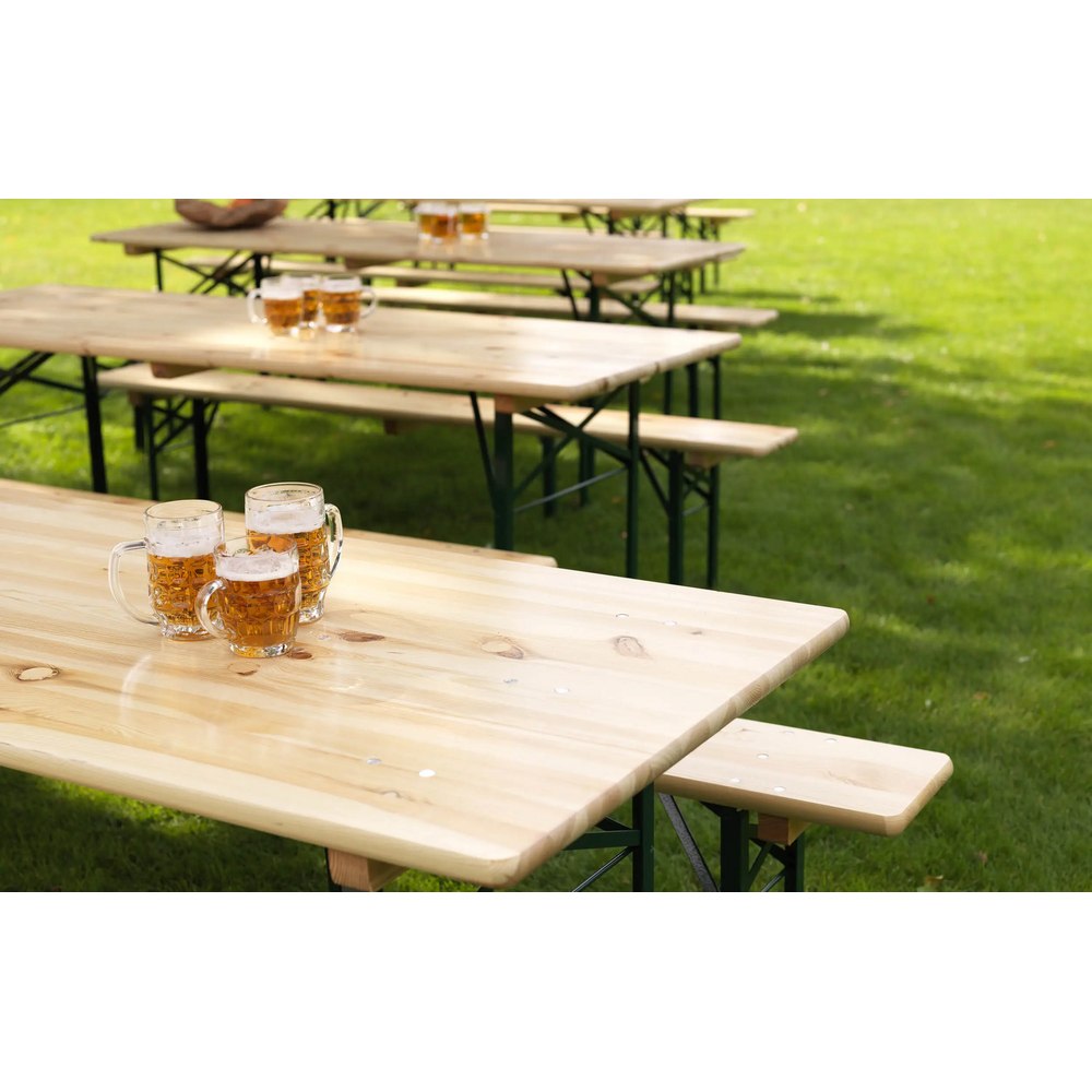 Verschillende houten brasserietafels opzetten