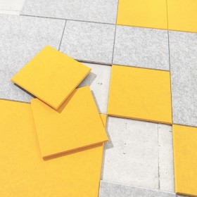 Kombination mehrerer Farben des Akustikfilzes Quadra für individuelle Gestaltungsmöglichkeiten.