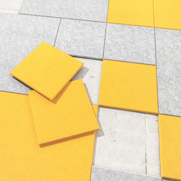 Kombination mehrerer Farben des Akustikfilzes Quadra für individuelle Gestaltungsmöglichkeiten.