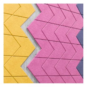Sagitta akusztikus panelek nagyítása sárga rózsaszín és lila chevron mintával