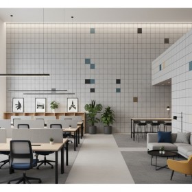 Graue und farbige Checker-Akustikwandpaneele, installiert in einem modernen und hellen offenen Raum.