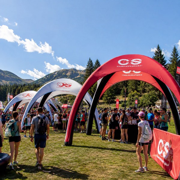 Opblaasbare promotietent rood en wit Compressport tijdens sportevenement in berggebied