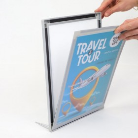Substituição do cartaz no Mag Slim Counter: a frente magnética levanta-se para inserir o novo visual.