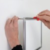 Alumínium láb rögzítése a Mag Slim Counter keret sarokelemeibe.