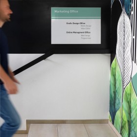 Painel mural magnético Signcode® Slim instalado em altura com placa de diretório de escritório