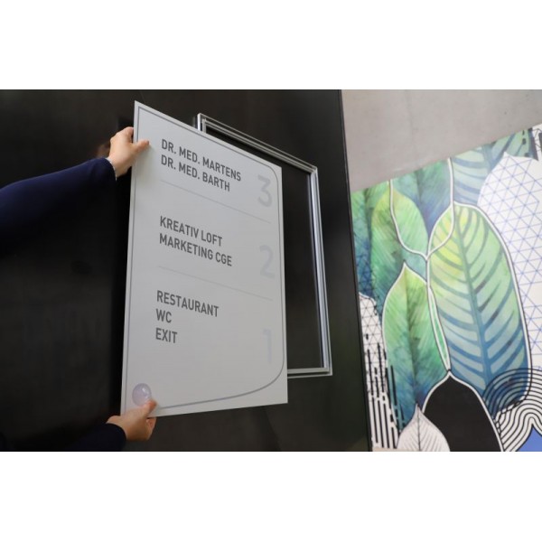 Insertion d'une plaque métallique imprimée sur le panneau mural à bandes magnétiques Signcode® Slim